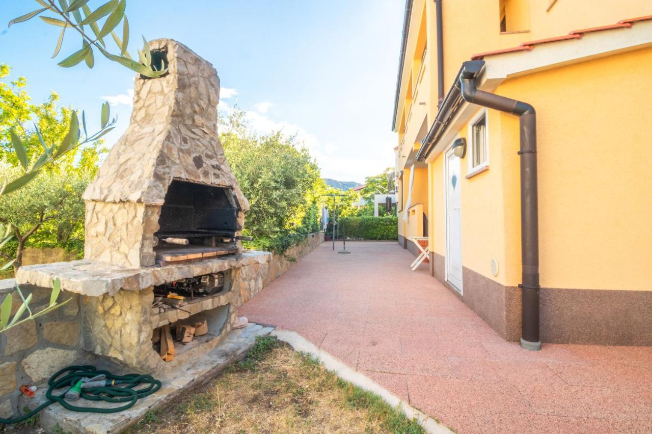 Apartments Dujmovic With Terrace Baška Esterno foto