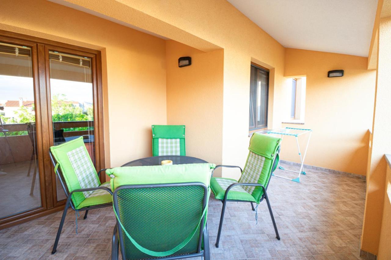 Apartments Dujmovic With Terrace Baška Esterno foto